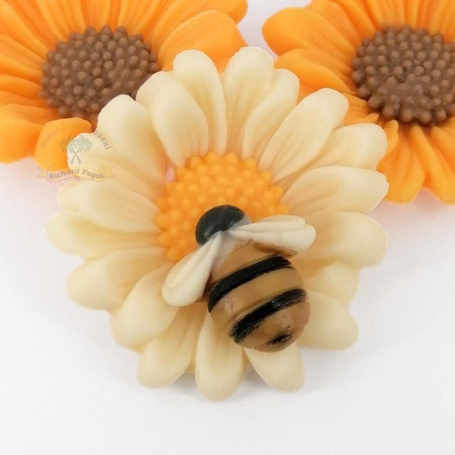 Modelovaná včela včelička 