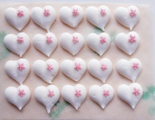 Cukrové dekorace bílá srdíčka s růžovou kytičkou